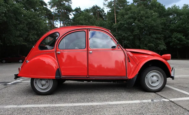 restauration voiture anciennes jaunes à Saint-Germain-de-la-Grange près de Plaisir dans les Yvelines 78